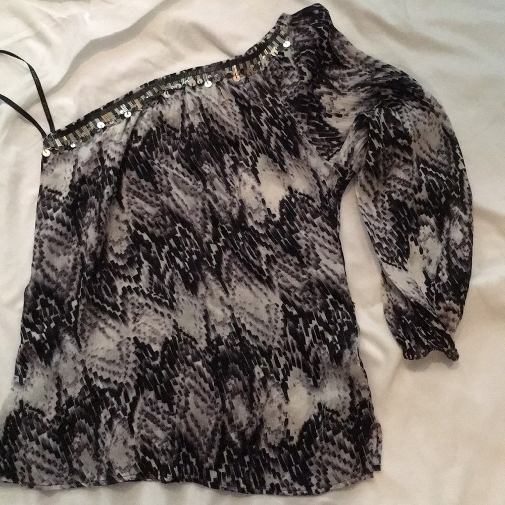 BeBe Black and white one sleeve shirt size M